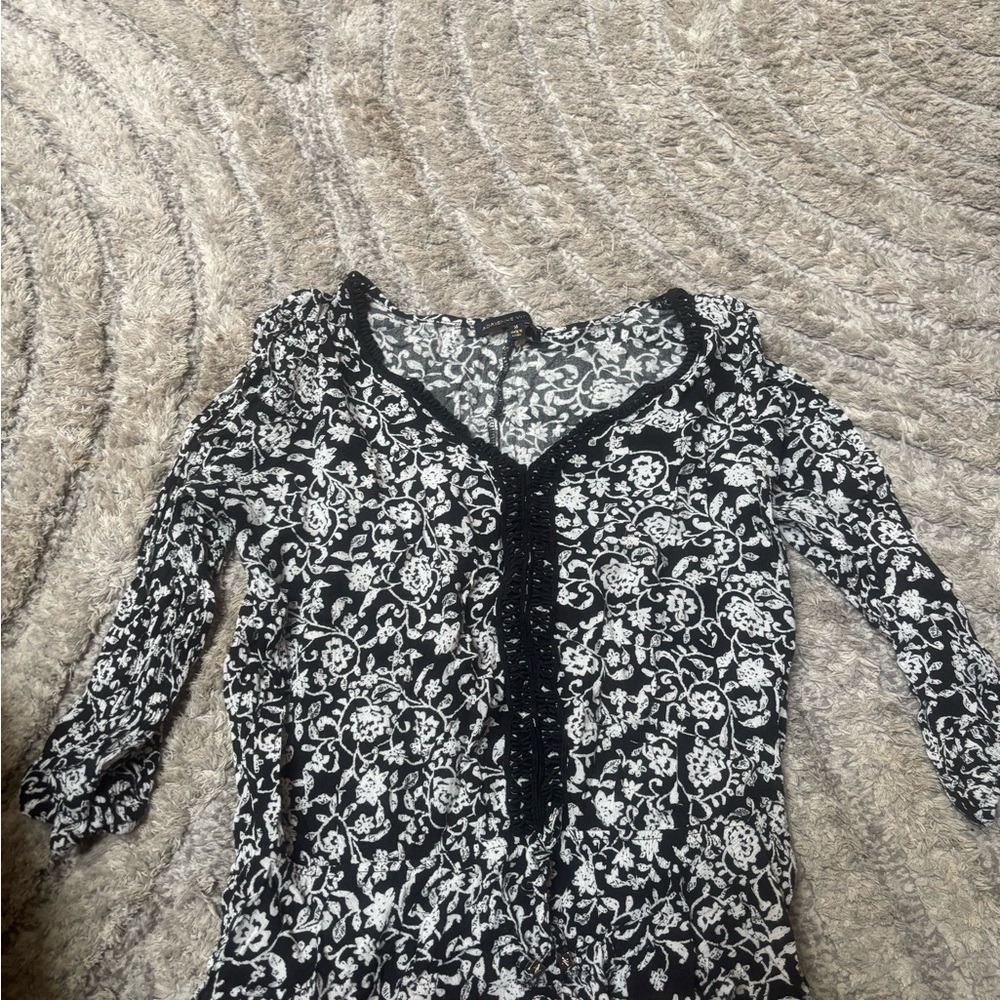 Adrienne Vittadini Black & White Floral Blouse – Lace V-Neck, Size M